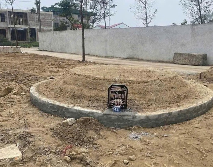 X&ocirc;n xao c&acirc;u chuyện ng&ocirc;i mộ tổ trong khu đất ở - Ảnh 1.