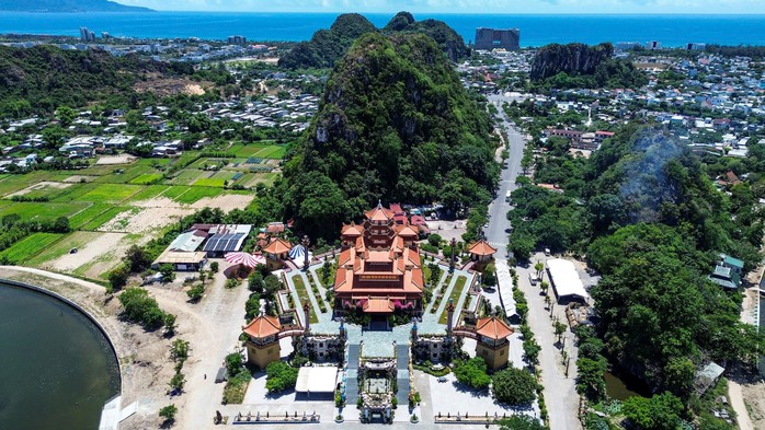 Ngũ H&agrave;nh Sơn chờ ng&agrave;y kho&aacute;c &aacute;o mới - Ảnh 1.