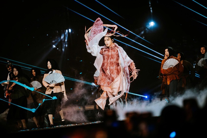 Hạng mục "Nam, nữ ca sĩ được y&ecirc;u th&iacute;ch nhất": Gay cấn từng ng&agrave;y - Ảnh 1.