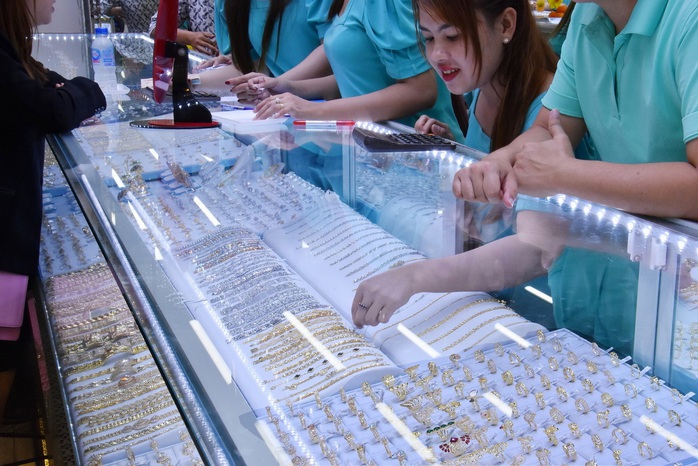 Gi&aacute; v&agrave;ng h&ocirc;m nay 21-1: Gi&aacute; v&agrave;ng thế giới tăng hơn 100 USD - Ảnh 1.