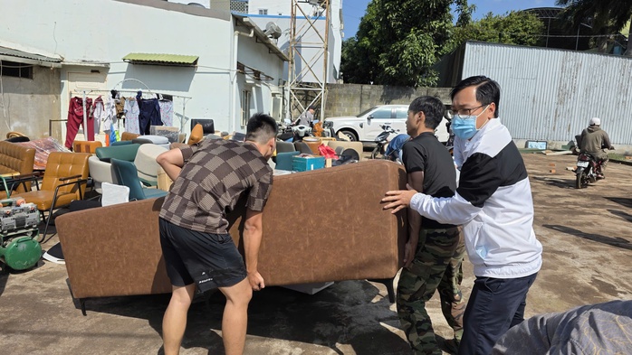 Cả trăm người di chuyển đồ đạc khỏi kho h&agrave;ng ch&aacute;y tại Đắk Lắk - Ảnh 1.