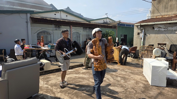 Cả trăm người di chuyển đồ đạc khỏi kho h&agrave;ng ch&aacute;y tại Đắk Lắk - Ảnh 5.