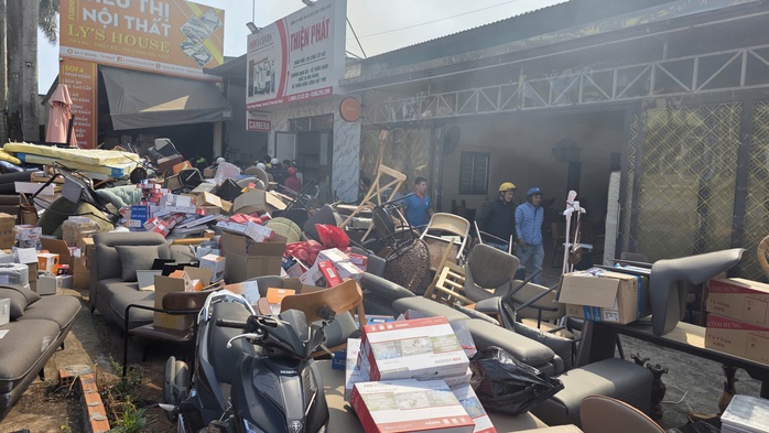 Cả trăm người di chuyển đồ đạc khỏi kho h&agrave;ng ch&aacute;y tại Đắk Lắk - Ảnh 6.