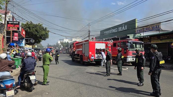 Cả trăm người di chuyển đồ đạc khỏi kho h&agrave;ng ch&aacute;y tại Đắk Lắk - Ảnh 8.