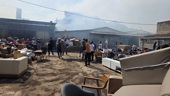 Cả trăm người di chuyển đồ đạc khỏi kho h&agrave;ng ch&aacute;y tại Đắk Lắk - Ảnh 3.