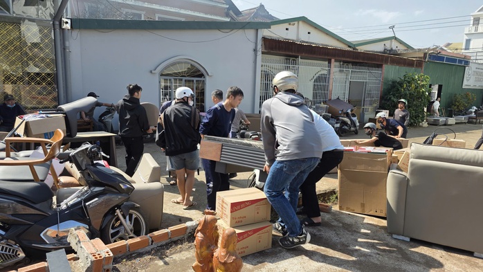 Cả trăm người di chuyển đồ đạc khỏi kho h&agrave;ng ch&aacute;y tại Đắk Lắk - Ảnh 4.