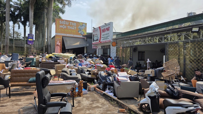 Cả trăm người di chuyển đồ đạc khỏi kho h&agrave;ng ch&aacute;y tại Đắk Lắk - Ảnh 2.