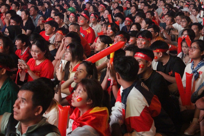 TP.HCM lắp m&agrave;n h&igrave;nh LED "khủng" tiếp lửa U23 Việt Nam - Ảnh 5.