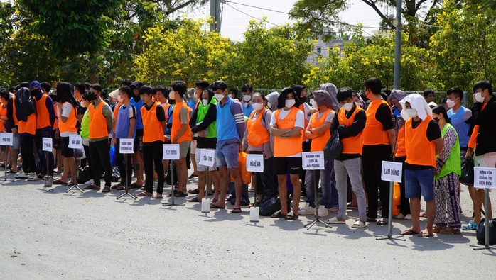 Cửa khẩu Đồng Th&aacute;p tiếp nhận nhiều &ldquo; shipper &rdquo; về từ Campuchia sau khi bị ph&aacute;t hiện - Ảnh 2.