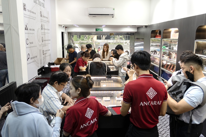 Bạc lập đỉnh mới, người d&acirc;n r&uacute;t tiết kiệm, xếp h&agrave;ng đến 9 giờ tối chờ mua - Ảnh 3.