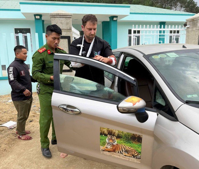 Gặp nạn tr&ecirc;n đường đ&egrave;o, du kh&aacute;ch Đức x&uacute;c động cảm ơn C&ocirc;ng an Đ&agrave; Nẵng - Ảnh 1.