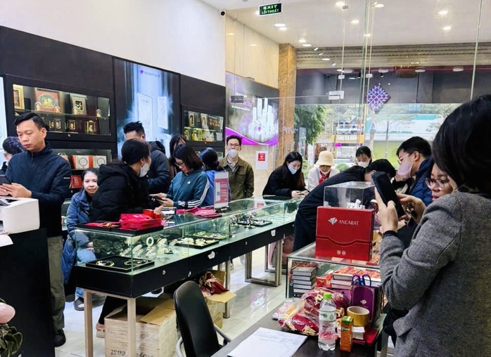 Bạc lập đỉnh mới, người d&acirc;n r&uacute;t tiết kiệm, xếp h&agrave;ng đến 9 giờ tối chờ mua - Ảnh 1.