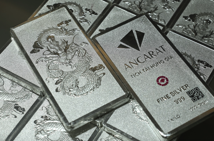 Bạc lập đỉnh mới, người d&acirc;n r&uacute;t tiết kiệm, xếp h&agrave;ng đến 9 giờ tối chờ mua - Ảnh 2.