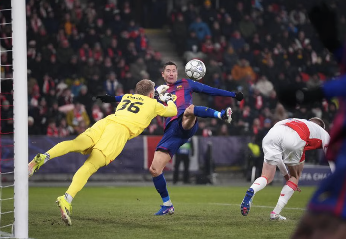 Ngược d&ograve;ng kịch t&iacute;nh, Barcelona thắng nghiền &eacute;p chủ nh&agrave; Slavia Prague - Ảnh 6.