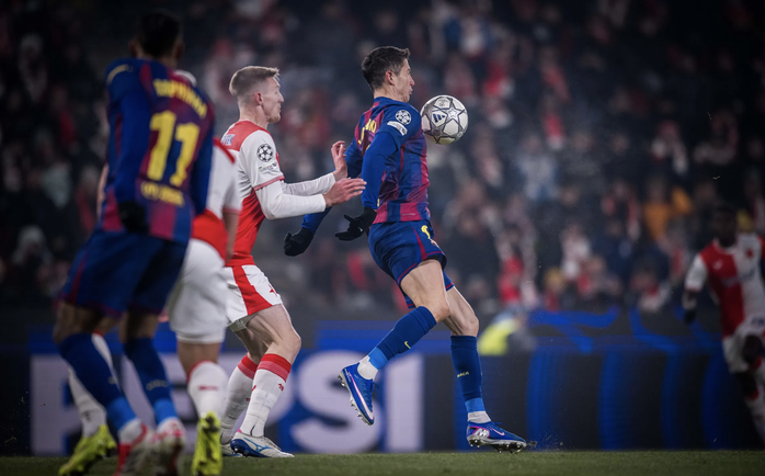 Ngược d&ograve;ng kịch t&iacute;nh, Barcelona thắng nghiền &eacute;p chủ nh&agrave; Slavia Prague - Ảnh 4.
