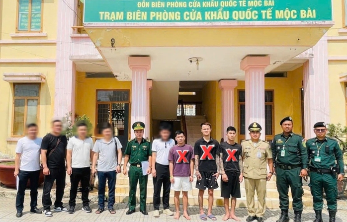 Cảnh s&aacute;t h&igrave;nh sự đặc nhiệm bắt 3 đối tượng truy n&atilde; tại cửa khẩu Mộc B&agrave;i - Ảnh 1.