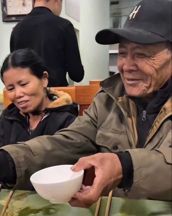 Chuyện t&igrave;nh cảm động của cụ &ocirc;ng 73 tuổi v&agrave; bạn g&aacute;i quen qua mạng x&atilde; hội - Ảnh 1.