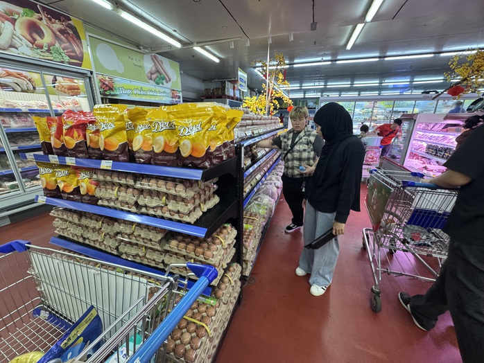 Gi&aacute; trứng g&agrave; ch&ecirc;nh lệch lớn: Người ti&ecirc;u d&ugrave;ng gặp kh&oacute; khăn trong m&ugrave;a dịch - Ảnh 1.