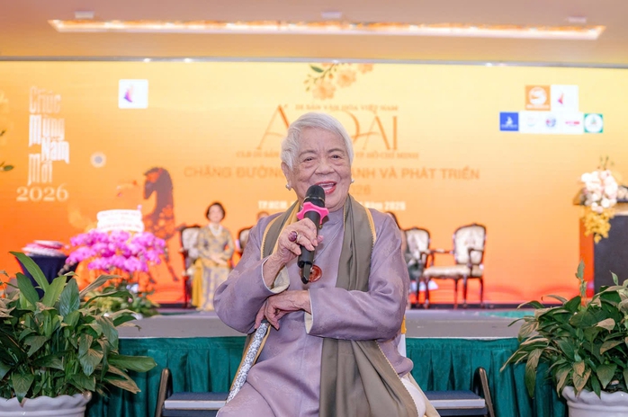 Đạo diễn U100 Xu&acirc;n Phượng kể chuyện &aacute;o d&agrave;i tr&ecirc;n đất Mỹ - Ảnh 1.