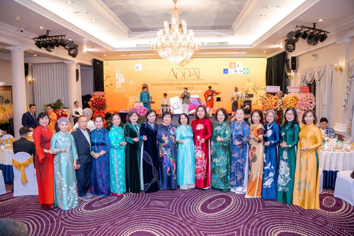 Đạo diễn U100 Xu&acirc;n Phượng kể chuyện &aacute;o d&agrave;i tr&ecirc;n đất Mỹ - Ảnh 4.