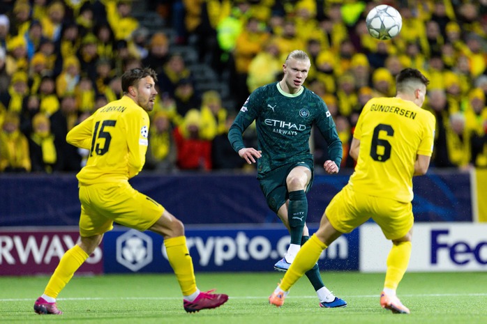 Man City thua thảm &ldquo;đội b&oacute;ng nhỏ&rdquo;, Haaland kh&ocirc;ng d&aacute;m &ldquo;ngước mặt nh&igrave;n thẳng&rdquo; - Ảnh 2.