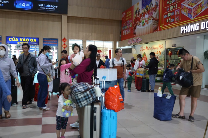 Hơn 900 chuyến t&agrave;u phục vụ cao điểm Tết B&iacute;nh Ngọ 2026 - Ảnh 3.