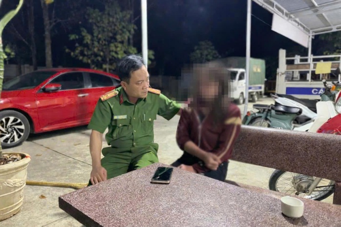 Cứu sống người phụ nữ nhảy s&ocirc;ng tự tử trong đ&ecirc;m - Ảnh 1.