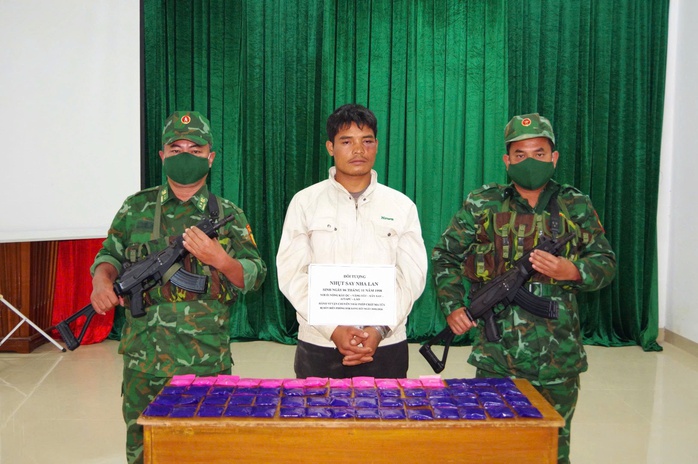 Bắt đối tượng người L&agrave;o chuyển 12 . 087 Vi&ecirc;n ma t&uacute;y v&agrave;o Việt Nam - Ảnh 1.