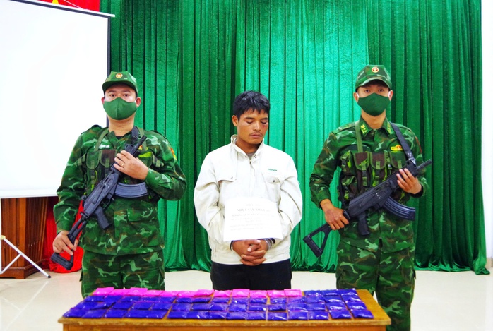 Bắt quả tang đối tượng mang quốc tịch L&agrave;o vận chuyển hơn 12.000 vi&ecirc;n ma t&uacute;y tổng hợp - Ảnh 1.