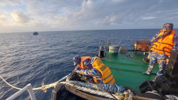 Kh&aacute;nh H&ograve;a: Cứu 8 ngư d&acirc;n bị thả tr&ocirc;i, vẫn mất t&iacute;ch 8 ngư d&acirc;n kh&aacute;c - Ảnh 1.