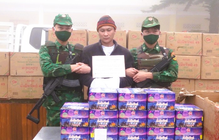 Bắt người nước ngo&agrave;i vận chuyển hơn 1 tấn ph&aacute;o hoa - Ảnh 1.