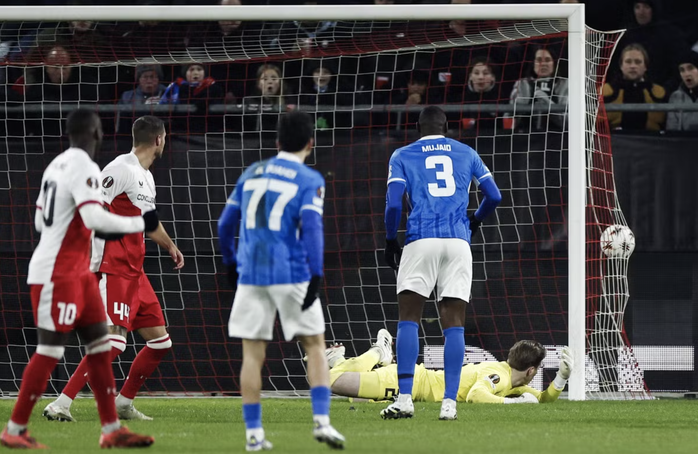 CĐV Bỉ tấn công cảnh sát, RC Genk thắng chủ nhà Utrecht ở Europa League - Ảnh 4.