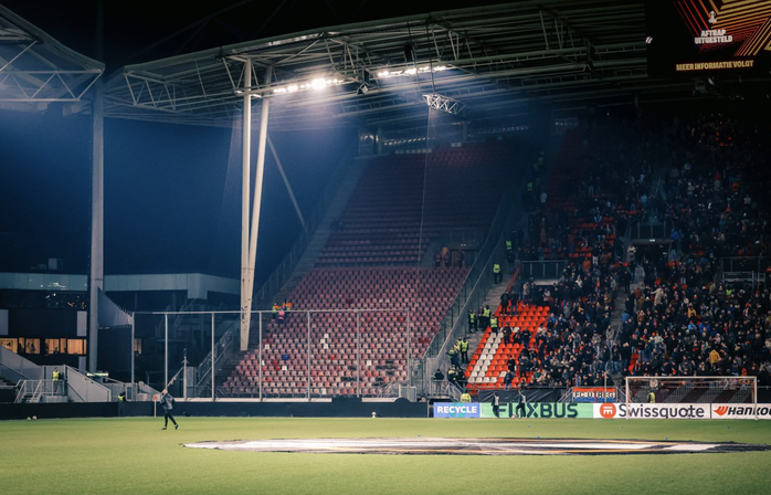 CĐV Bỉ tấn công cảnh sát, RC Genk thắng chủ nhà Utrecht ở Europa League - Ảnh 3.