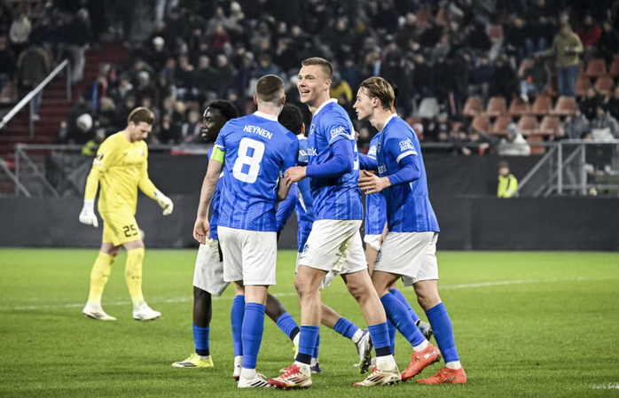 CĐV Bỉ tấn công cảnh sát, RC Genk thắng chủ nhà Utrecht ở Europa League - Ảnh 5.