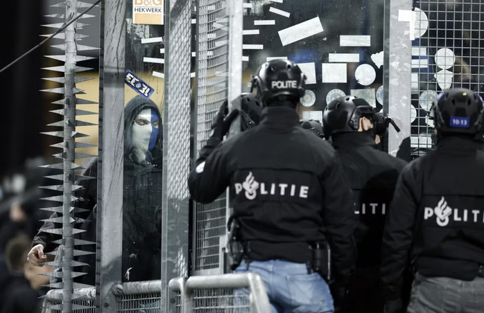 CĐV Bỉ tấn công cảnh sát, RC Genk thắng chủ nhà Utrecht ở Europa League - Ảnh 2.