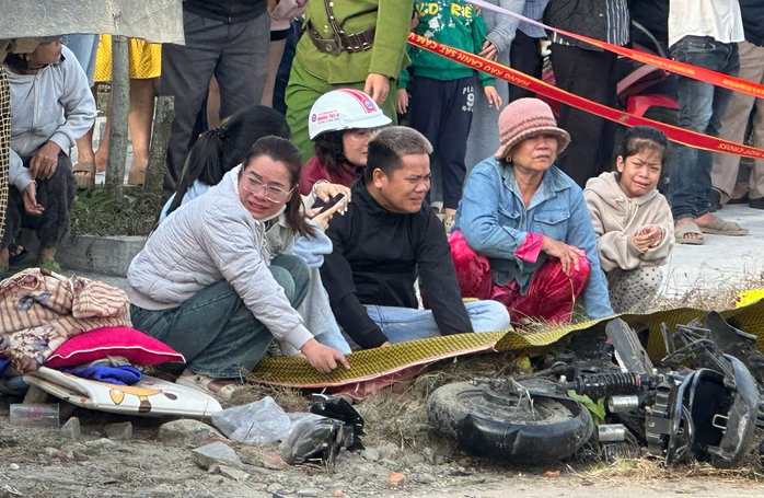 Hai người tử vong v&igrave; bị xe tải t&ocirc;ng - Ảnh 1.