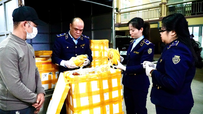 Ph&aacute;t hiện ch&acirc;n g&agrave; r&uacute;t xương v&agrave; g&agrave; ủ muối kh&ocirc;ng r&otilde; nguồn gốc tại Th&aacute;i Nguy&ecirc;n - Ảnh 1.