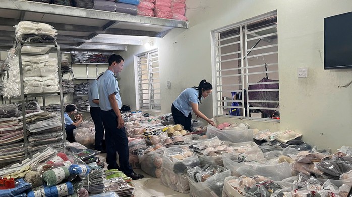 Gia Lai: Tạm giữ gần 1.000 sản phẩm nghi giả mạo nhãn hiệu Lacoste, Nike - Ảnh 1. Gia Lai: Tạm giữ gần 1.000 sản phẩm nghi giả mạo nhãn hiệu Lacoste, Nike - Ảnh 1.