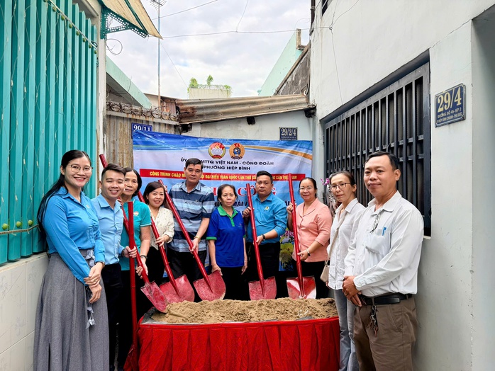 Người lao động hạnh ph&uacute;c v&igrave; sẽ được đ&oacute;n Tết trong nh&agrave; mới - Ảnh 1.