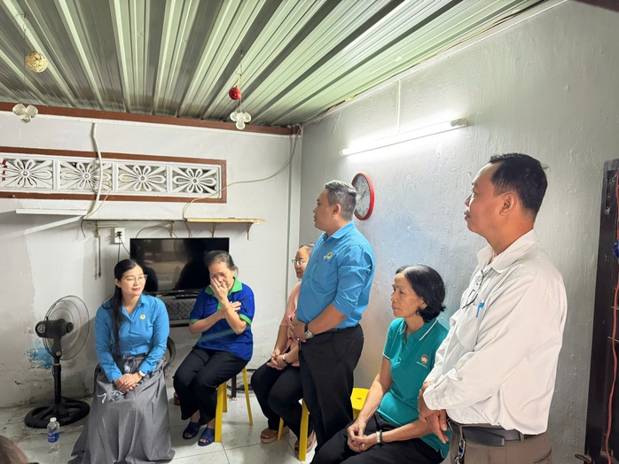 Người lao động hạnh ph&uacute;c v&igrave; sẽ được đ&oacute;n Tết trong nh&agrave; mới - Ảnh 2.