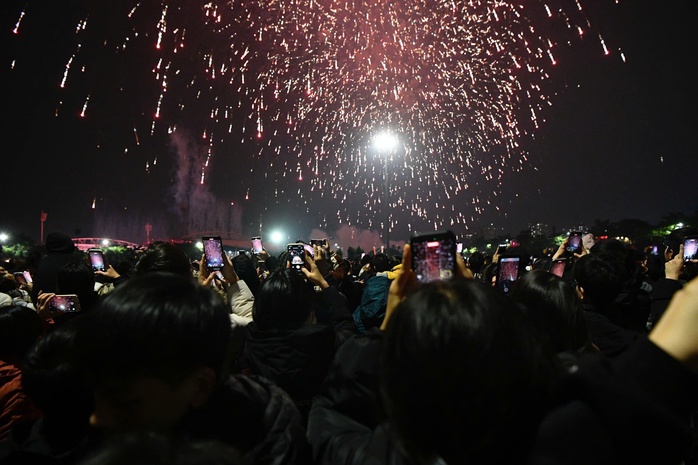 Biển người h&aacute;o hức xem ph&aacute;o hoa mừng Đại hội Đảng dưới thời tiết gi&aacute; lạnh - Ảnh 2.