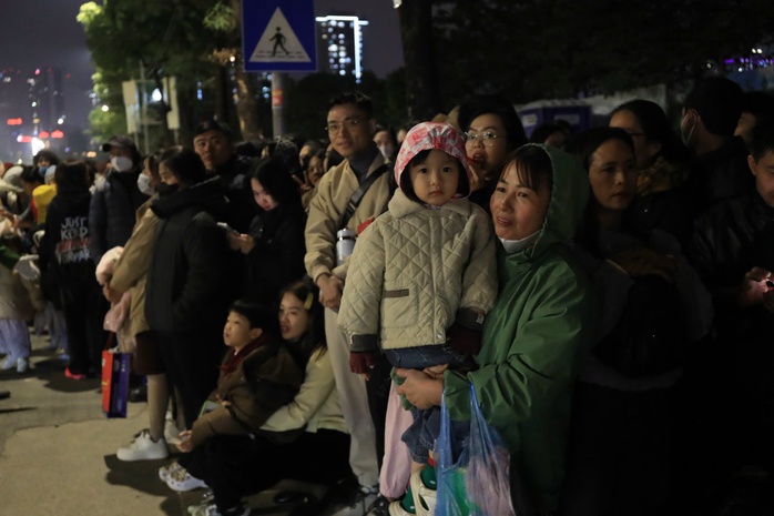 Ph&aacute;o hoa Đại hội Đảng rực rỡ dưới trời gi&aacute; lạnh tại Mỹ Đ&igrave;nh - Ảnh 6.