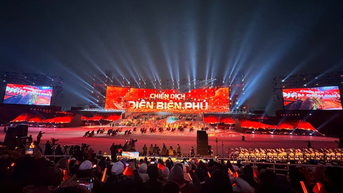 Ph&aacute;o hoa Đại hội Đảng rực rỡ dưới trời gi&aacute; lạnh tại Mỹ Đ&igrave;nh - Ảnh 7.