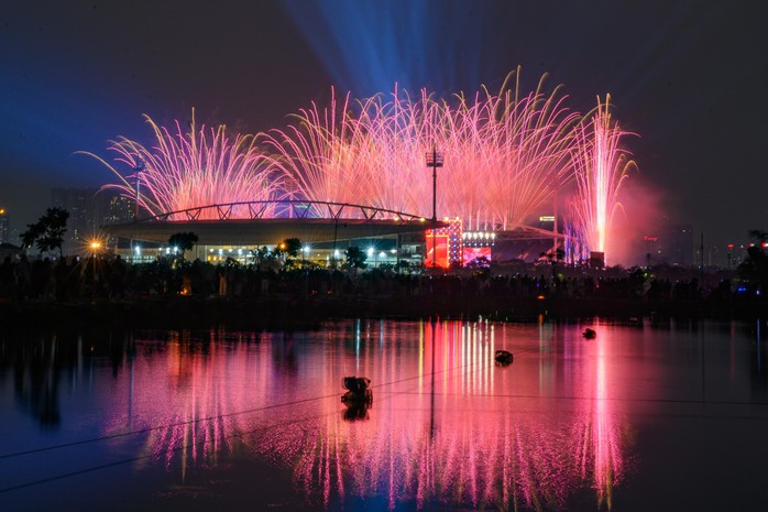 Ph&aacute;o hoa Đại hội Đảng rực rỡ dưới trời gi&aacute; lạnh tại Mỹ Đ&igrave;nh - Ảnh 8.