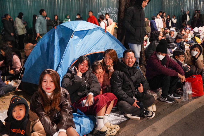 Ph&aacute;o hoa Đại hội Đảng rực rỡ dưới trời gi&aacute; lạnh tại Mỹ Đ&igrave;nh - Ảnh 3.