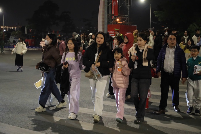 Ph&aacute;o hoa Đại hội Đảng rực rỡ dưới trời gi&aacute; lạnh tại Mỹ Đ&igrave;nh - Ảnh 2.