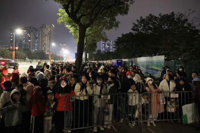 Ph&aacute;o hoa Đại hội Đảng rực rỡ dưới trời gi&aacute; lạnh tại Mỹ Đ&igrave;nh - Ảnh 1.