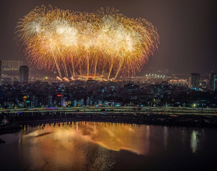 Biển người h&aacute;o hức xem ph&aacute;o hoa mừng Đại hội Đảng dưới thời tiết gi&aacute; lạnh - Ảnh 1.