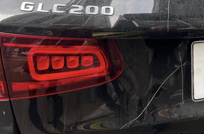 Điều tra vụ ô tô Mercedes GLC200 bị phá họai tại Hà Nội - Ảnh 1. Điều tra vụ ô tô Mercedes GLC200 bị phá họai tại Hà Nội - Ảnh 1.