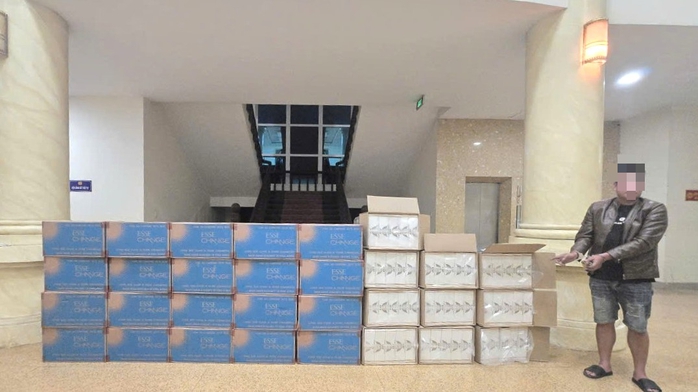 Cảnh s&aacute;t lật tẩy "b&iacute; mật" trong chiếc xe tải đỗ b&ecirc;n đường - Ảnh 1.